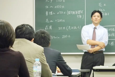 財務構造の講習をする佐藤税理士